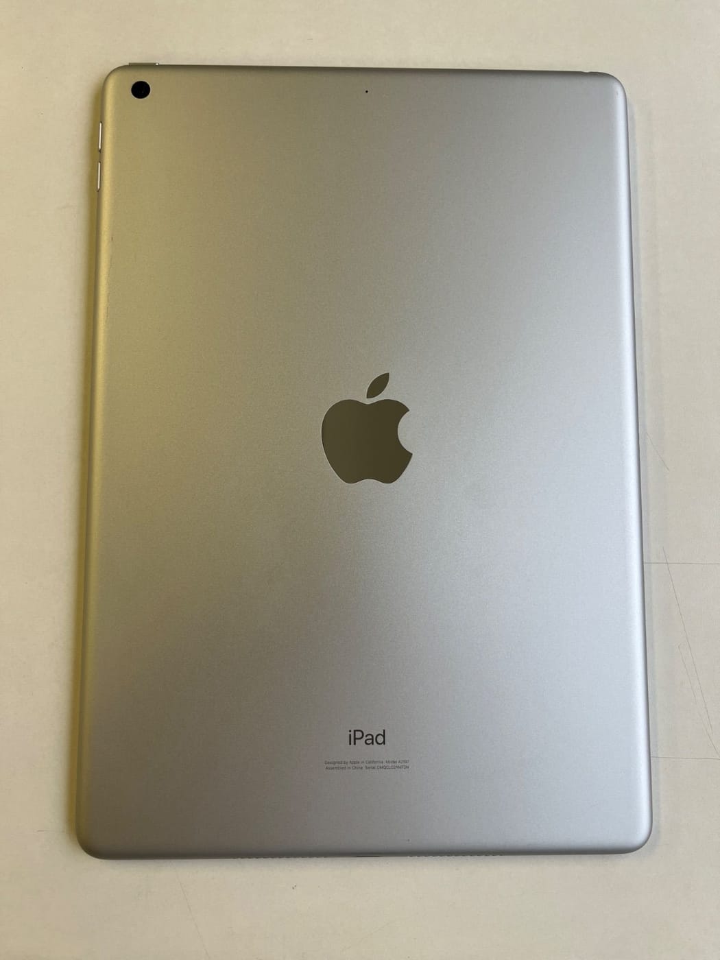 美品 iPad (第7世代) 32GB シルバー MW752J/A - F3N