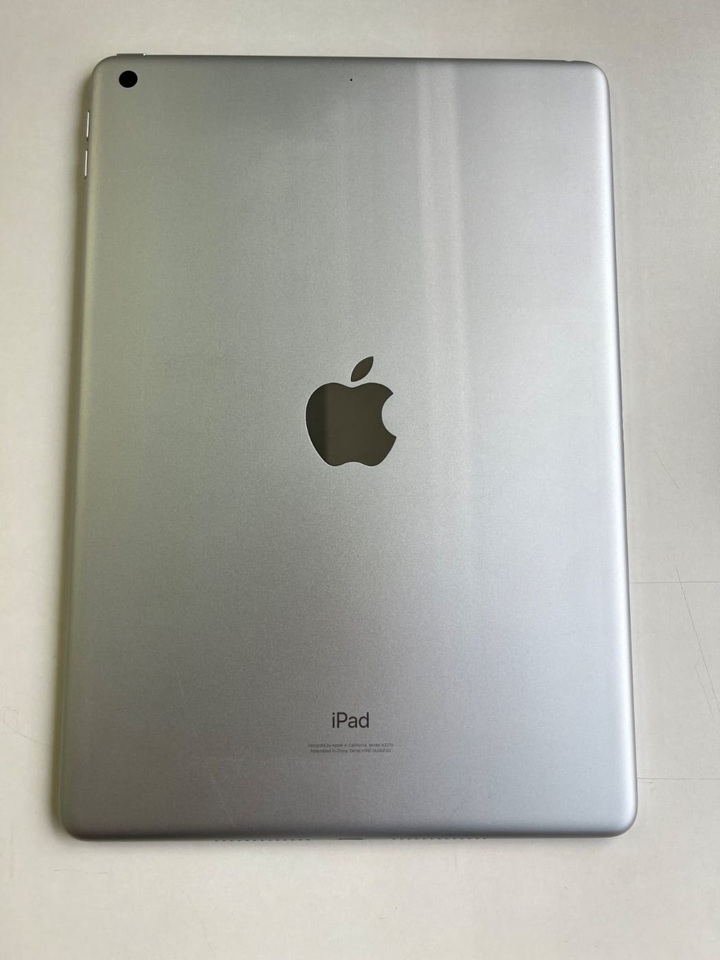 美品 iPad (第8世代) Wi-Fi 32GB シルバー MYLA2J/A - Q1GD