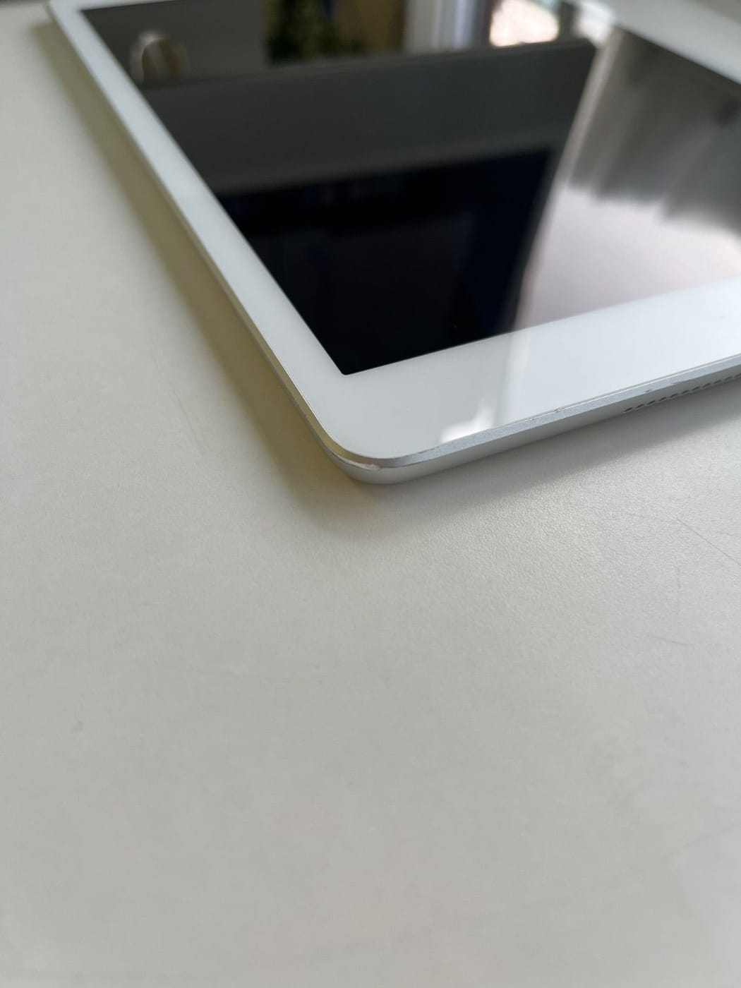 美品 iPad (第8世代) Wi-Fi 32GB シルバー MYLA2J/A - Q1GD 4