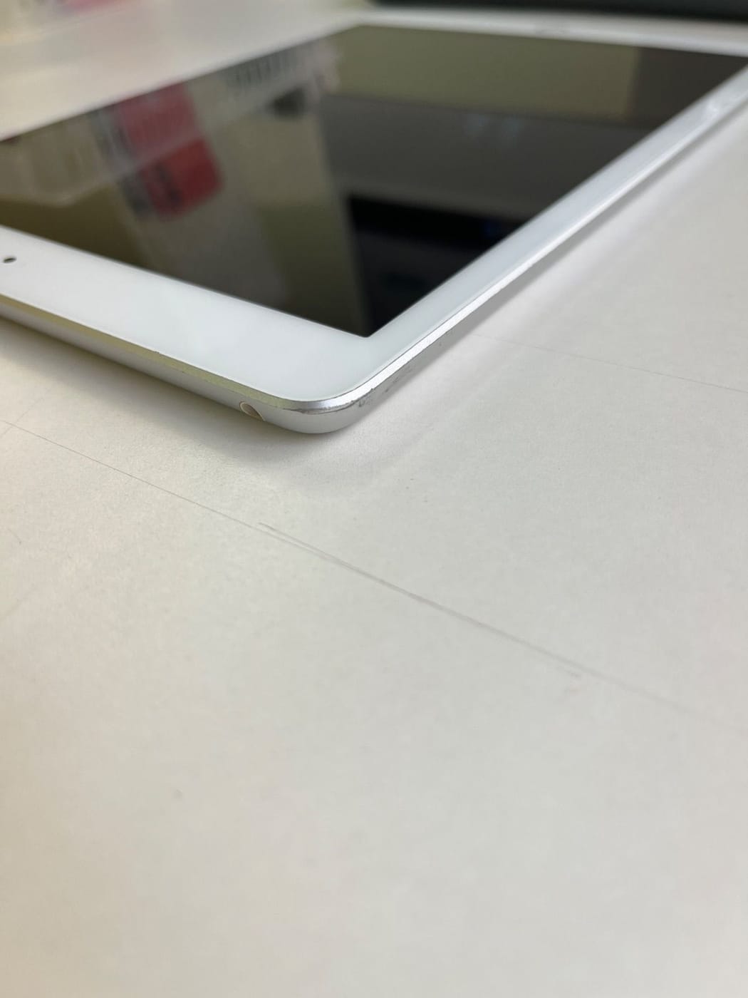美品 iPad (第8世代) Wi-Fi 32GB シルバー MYLA2J/A - Q1GD 5